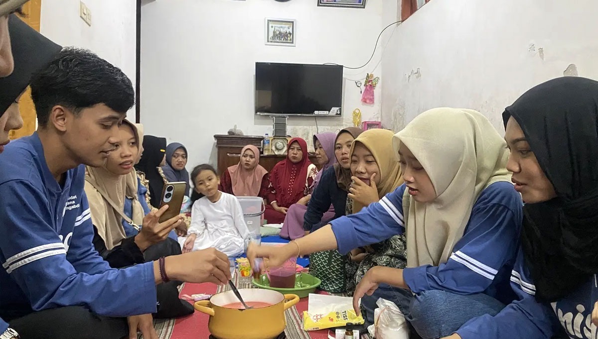 Dari Jelantah Jadi Aromaterapi, Mahasiswa KSM UNISMA Dampingi Ibu PKK Dusun Konang Sidorejo Jabung
