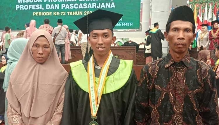 Kisah Inspiratif Anak Penjual Daun Jati Asal Jombang Raih Gelar Magister