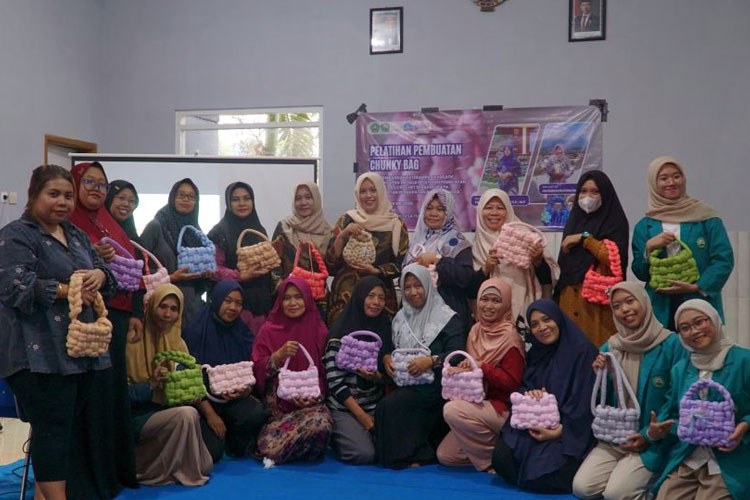 Dosen Prodi Agribisnis Fakultas Pertanian UNISMA Berdayakan Ibu-ibu PKK dengan Pelatihan Chunky Bag Crochet