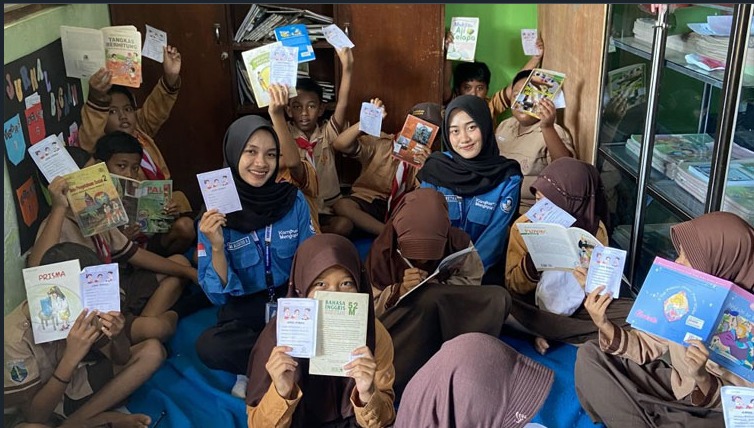 KSM Unisma Malang Kampus Mengajar 8: Mahasiswa PBSI Berinovasi Tingkatkan Literasi di SDN Mojokembang