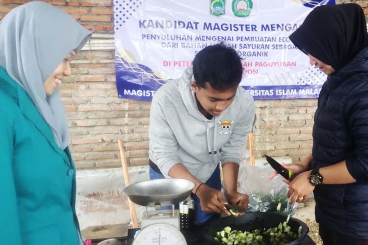 Mahasiswa Unisma Malang Beri Pelatihan Pembuatan Eco Enzym Dari Bahan Limbah Sayuran